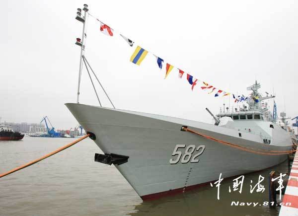 Trung Quốc tăng cường biên chế tàu chiến mới dùng cho tác chiến biển gần (Biển Đông, biển Hoa Đông) và ưu tiên biên chế cho Hạm đội Nam Hải. Trong hình là tàu hộ vệ Type 056, số hiệu 582 biên chế cho Hạm đội Nam Hải ngày 25 tháng 2 năm 2013.